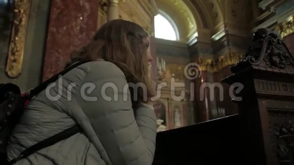年轻女子在教堂祈祷视频的预览图