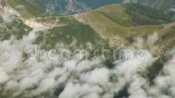 飞上云端高山从飞机上可以看到机舱高山的青山视频的预览图