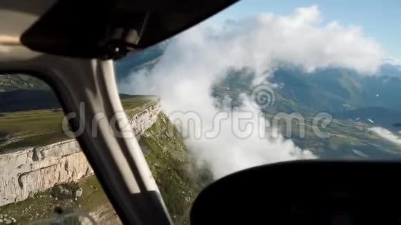 飞行小飞机客舱视野空中的云山悬崖视频的预览图
