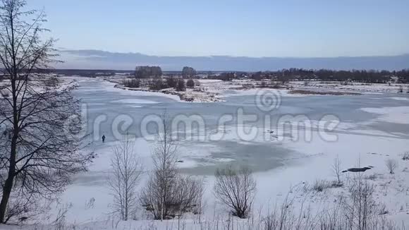 的俄罗斯古镇舒雅泰扎河视频的预览图