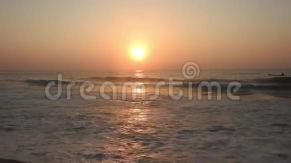 海滩假日度假背景热带日出时平静的海洋视频的预览图