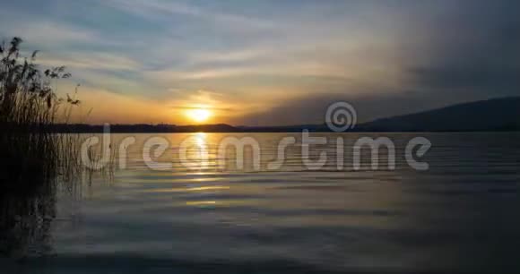 时间推移意大利湖上浪漫的日落视频的预览图