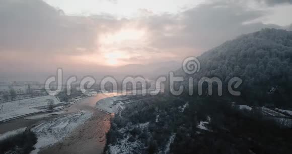日落山河雪树雪飞无人机飞视频的预览图