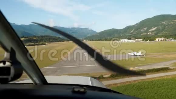 降落小型飞机客舱视野跑道上的私人飞机机场视频的预览图