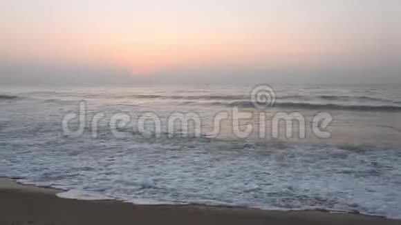日落日出时太阳正落在地平线上越过海洋或海洋宁静的海洋海浪日落美丽的日落日落视频的预览图