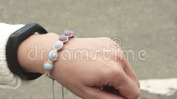一个女人手上戴着一个由珠子制成的漂亮手工手镯的特写视频的预览图