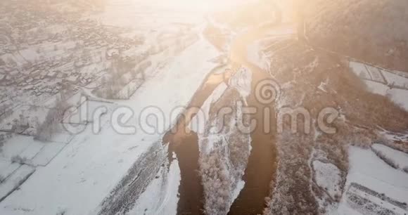 冬季河流飞行无人机雪落飞视频的预览图