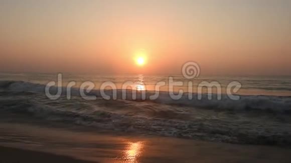 日落日出时太阳正落在地平线上越过海洋或海洋宁静的海洋海浪天然天空蓝色和橙色视频的预览图