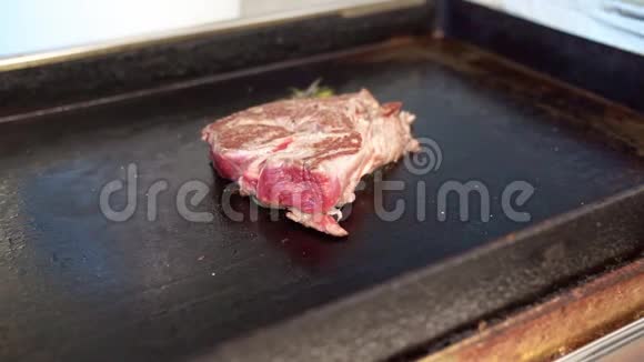 烟从炉子上的一块肉中升起视频的预览图