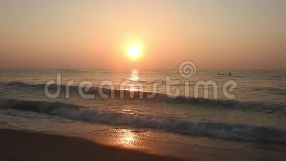 日落日出时太阳正落在地平线上越过海洋或海洋宁静的海洋海浪日落热带地区美丽的日落视频的预览图