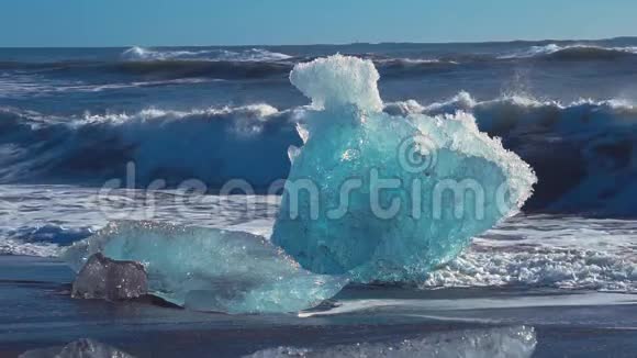 冰岛钻石海滩海浪冰山风暴阳光天气100fps视频的预览图