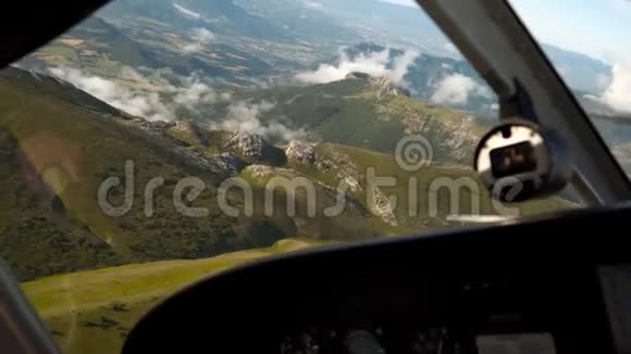 私人飞机转弯客舱视野在高山上飞云视频的预览图