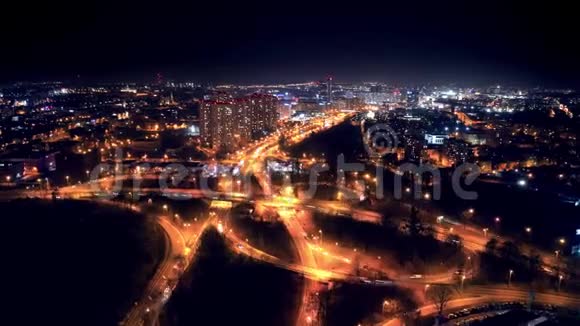 夜晚的卡托威斯城绕城汽车和摩天大楼视频的预览图