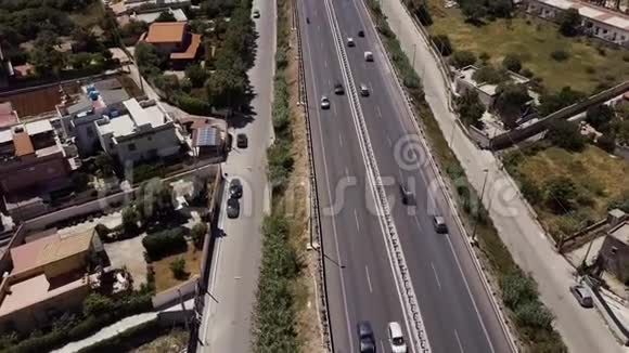 意大利西西里岛美丽的空中景色有车的路海岸山脉视频的预览图
