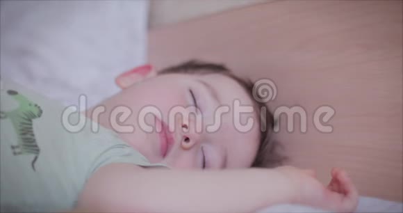 在睡觉的孩子可爱宝宝的特写在妈妈旁边睡着了家庭观念视频的预览图