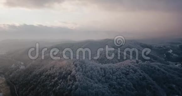 飞过白雪皑皑的群山的无人机飞行视频的预览图