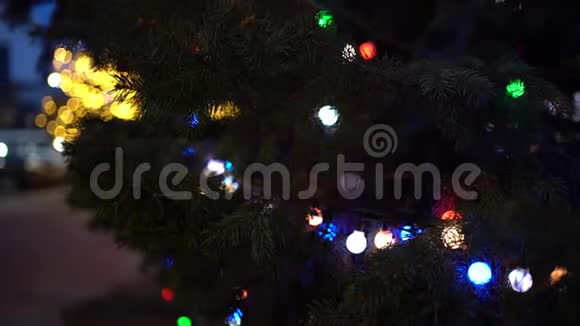 圣诞树夜城新年视频的预览图