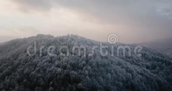 飞翔的无人机飞过美丽的群山中的雪山视频的预览图