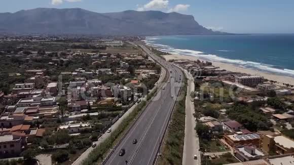 意大利西西里岛美丽的空中景色有车的路海岸山脉视频的预览图