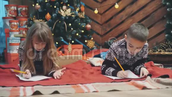 孩子们在冬天的晚上写信给北极躺在红色的毯子上女孩不知道她是嗖嗖的视频的预览图