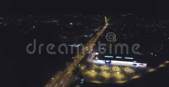 夏季灯光明媚的夜市中心空中视频视频的预览图