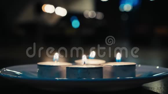 在黑暗中漂浮的小蜡烛温暖的色调视频的预览图
