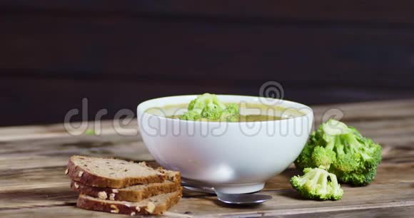 用新鲜西兰花做的汤到碗里视频的预览图