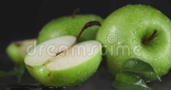 绿色的苹果和凉爽的蒸汽冰箱里的苹果视频的预览图