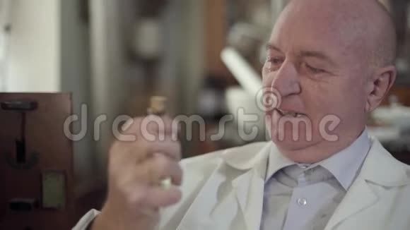 用透明药物封闭抑郁的白种人成熟药师持瓶令人沮丧的老人画像视频的预览图