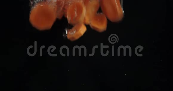 用气泡把新鲜胡萝卜倒在水里视频的预览图