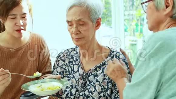不高兴的亚洲老年妇女拒绝手势与一个NOa的老年病人培育食物或无聊老年人生病和生病视频的预览图