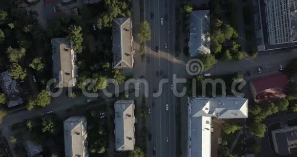 街道中心城市上空的空中摄影视频的预览图
