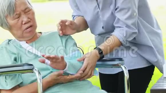 患有关节炎肌肉酸痛肘臂疼痛关节疾病或肌炎的受伤的亚洲老年妇女视频的预览图