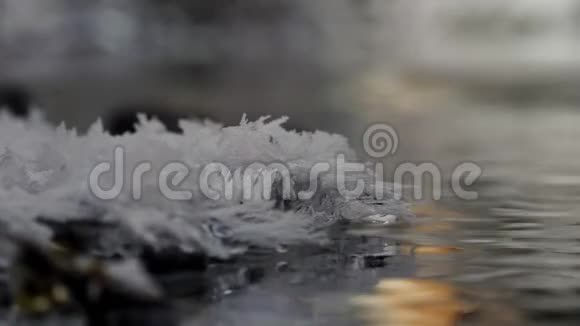 冬天的雪溪涟漪上的霜冻视频的预览图
