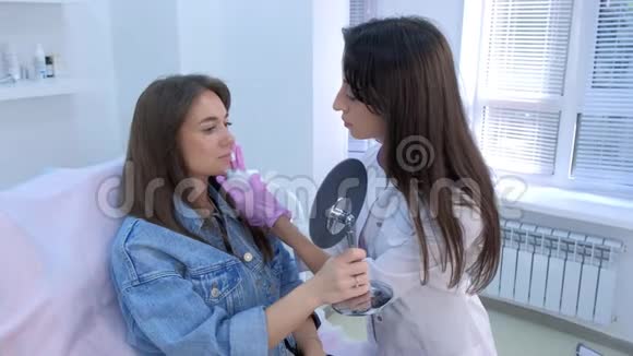 医生美容医生在临床上对妇女嘴唇应用带麻醉的奶油视频的预览图