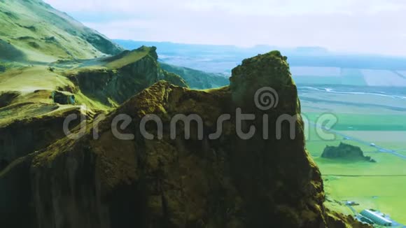 鸟瞰飞越石崖发现山谷视频的预览图
