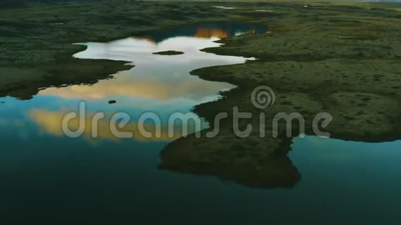 空气飞越水和火山土地熔岩场冰岛苔藓视频的预览图