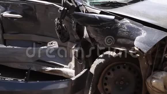这辆车在利沃夫伊瓦诺弗兰基夫斯克乌克兰高速公路上发生了一起事故蓝色的汽车在高速公路附近的一条沟渠里翻了过来视频的预览图