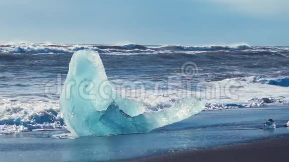 钻石海滩波浪风暴阳光天气冰山冰岛100fps视频的预览图
