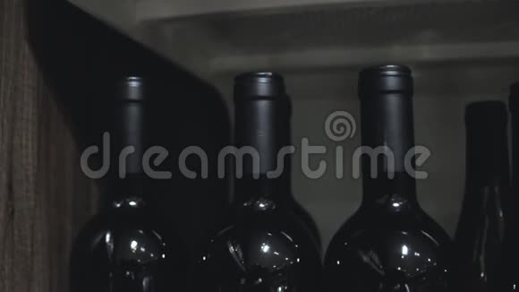 商店交易架上的酒瓶红葡萄酒和白葡萄酒视频的预览图