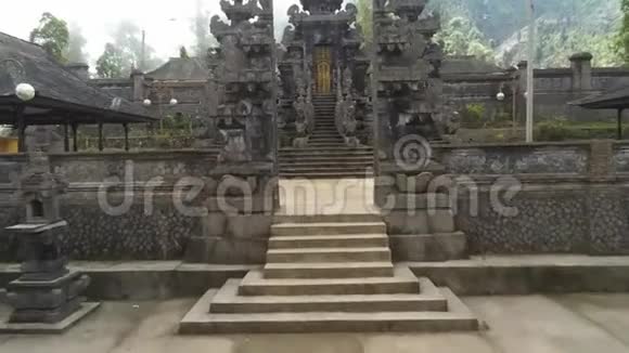 巴厘岛阿贡山的野生森林和寺庙视频的预览图