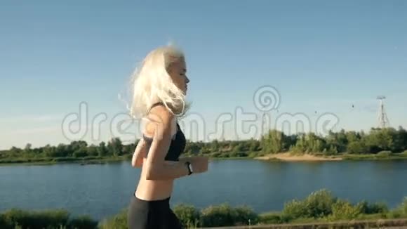 运动女性在海滩附近跑步女跑步者慢跑户外健身视频的预览图