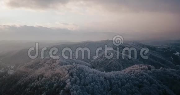 飞翔的无人机飞过雪山飞翔视频的预览图