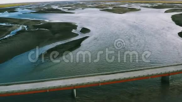 飞越冰岛空高架桥空中无人驾驶飞机空驶高速公路视频的预览图