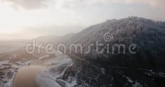 飞翔的无人机飞过美丽的群山河流飞翔视频的预览图