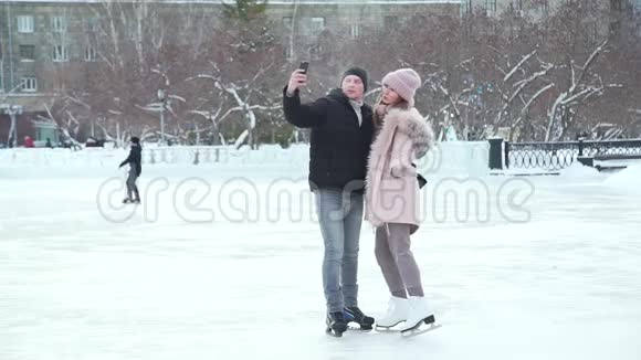 一对情侣在溜冰场玩自拍视频的预览图