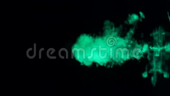 黑色背景下水中的UV霓虹灯墨水慢动作录像视频的预览图