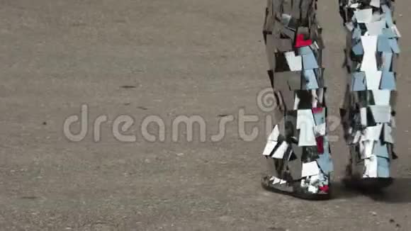 一名男子穿着一套闪闪发光的迪斯科机器人服装由镜子组成视频的预览图