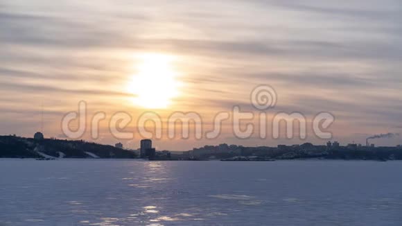 城市被冻结的伏尔加河时间流逝视频的预览图