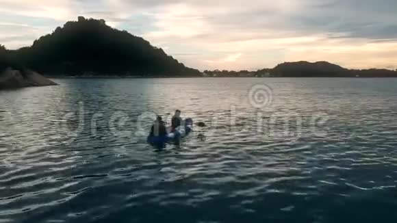 双人皮划艇与丘陵海岸的剪影视频的预览图